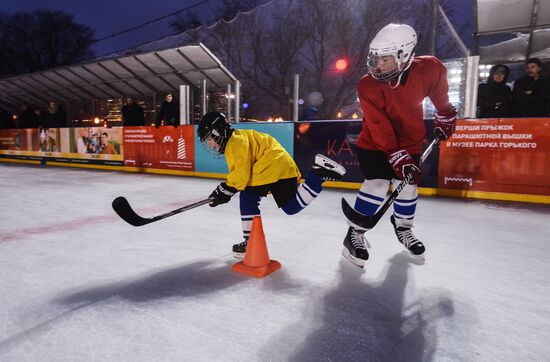 Free ice hockey school for children opens in Gorky Park