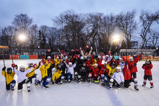 Free ice hockey school for children opens in Gorky Park