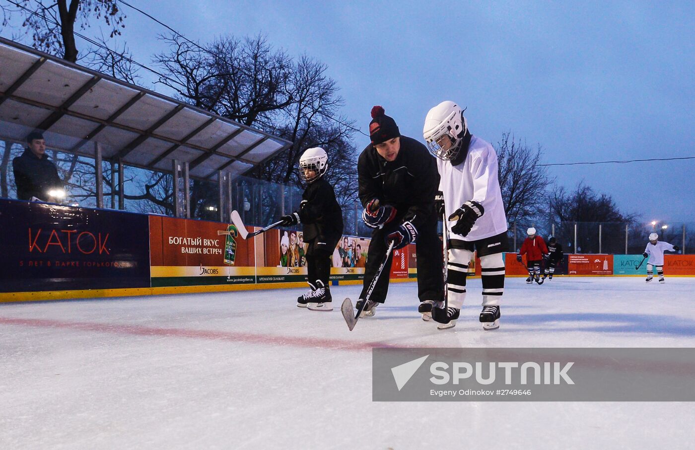 Free ice hockey school for children opens in Gorky Park