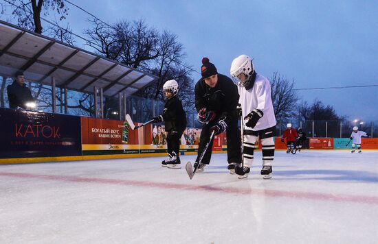 Free ice hockey school for children opens in Gorky Park