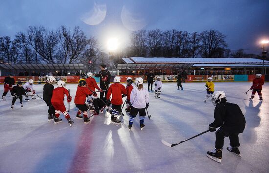 Free ice hockey school for children opens in Gorky Park