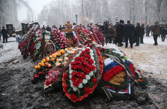 Burial ceremony held in Lipetsk for pilot Oleg Peshkov killed in Syria