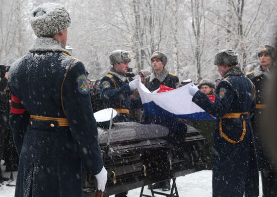 Burial ceremony held in Lipetsk for pilot Oleg Peshkov killed in Syria