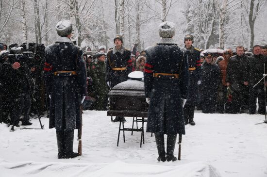Burial ceremony held in Lipetsk for pilot Oleg Peshkov killed in Syria
