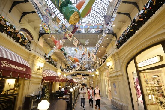 Moscow's GUM department store decorated ahead of New Year