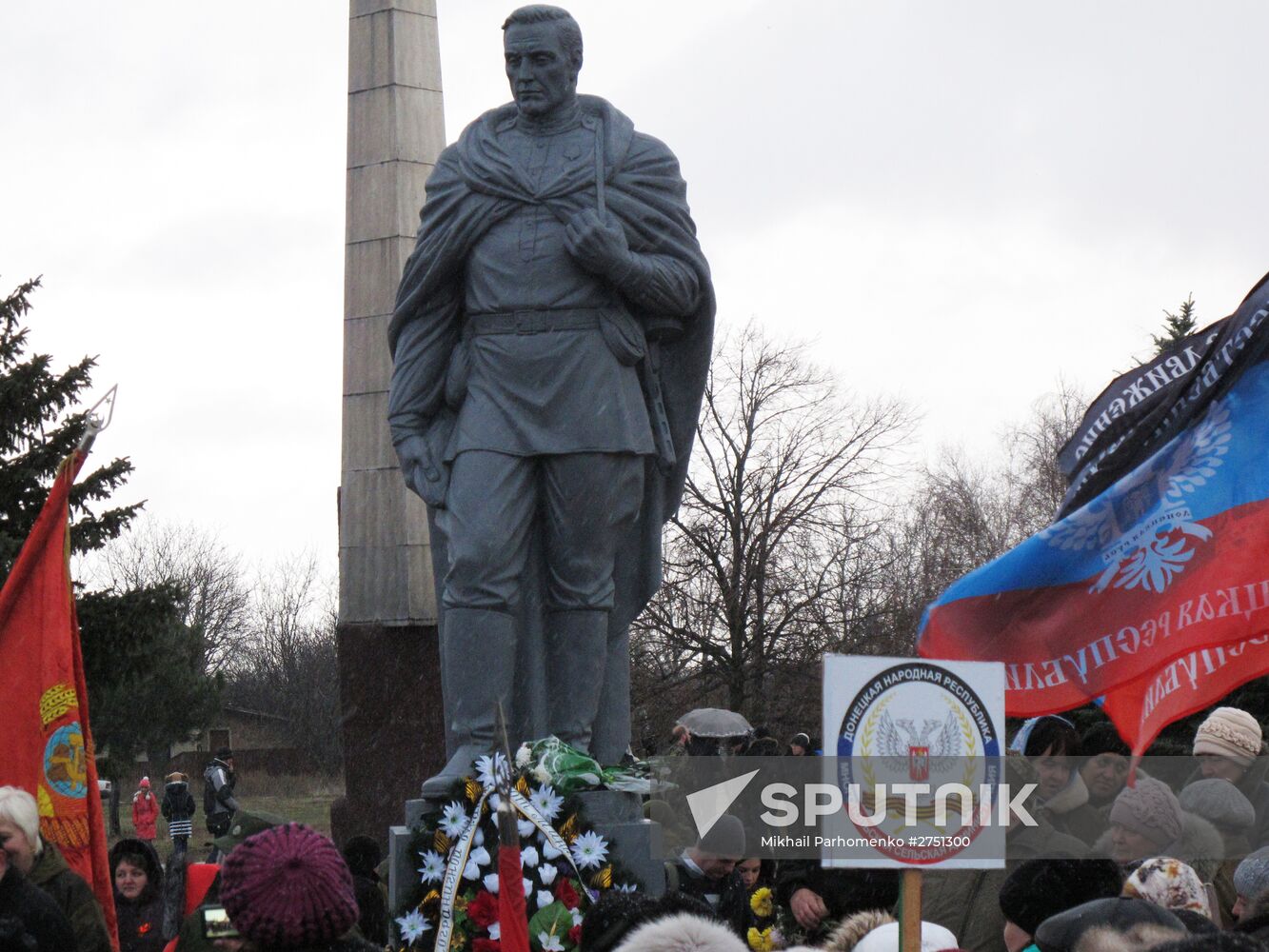 Monument to 'Soviet Soldier' unveiled in Donetsk People's Republic