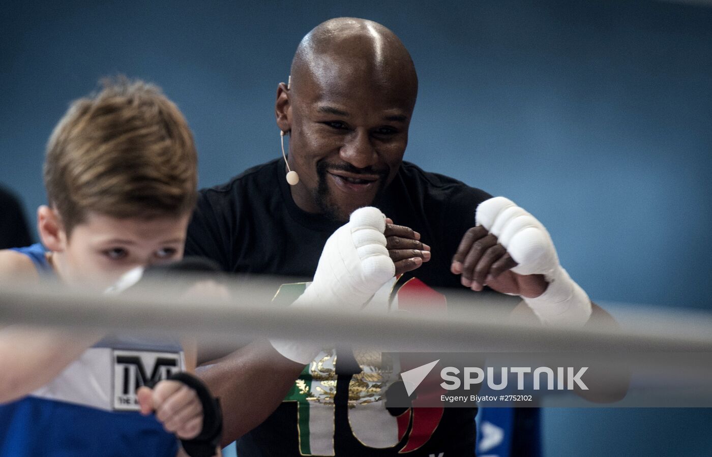 Boxer Floyd Mayweather holds open training session in Moscow