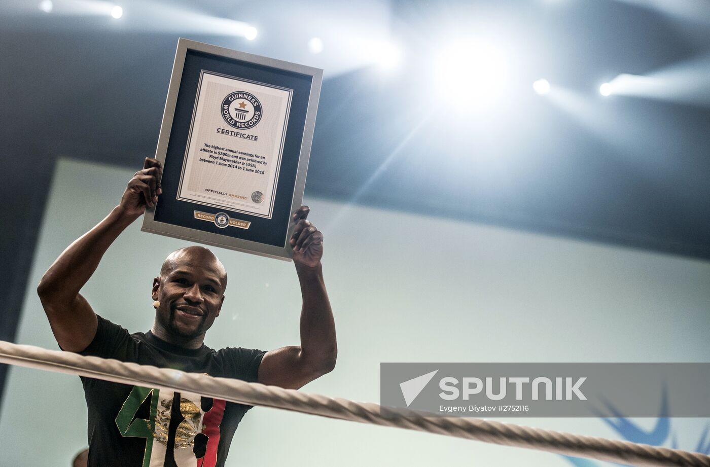 Boxer Floyd Mayweather holds open training session in Moscow