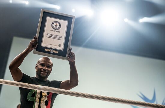 Boxer Floyd Mayweather holds open training session in Moscow