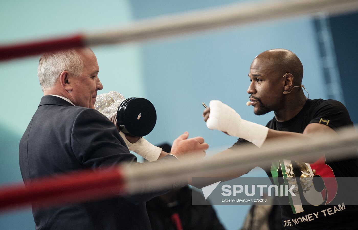 Boxer Floyd Mayweather holds open training session in Moscow
