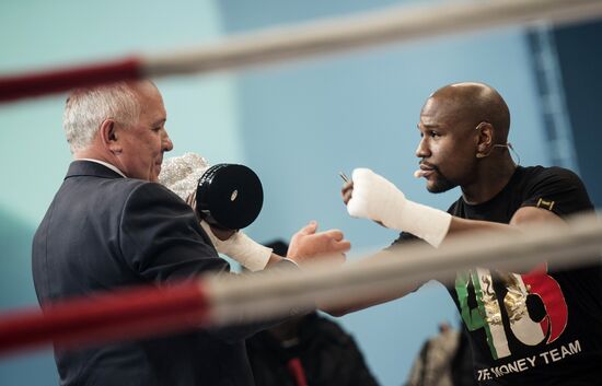 Boxer Floyd Mayweather holds open training session in Moscow