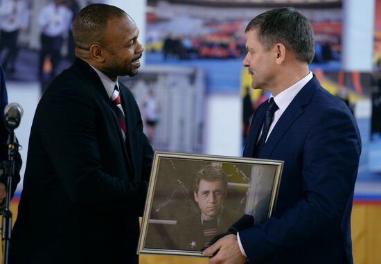 Roy Jones holds training session for Moscow police