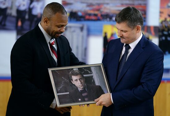 Roy Jones holds training session for Moscow police
