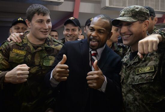 Roy Jones holds training session for Moscow police