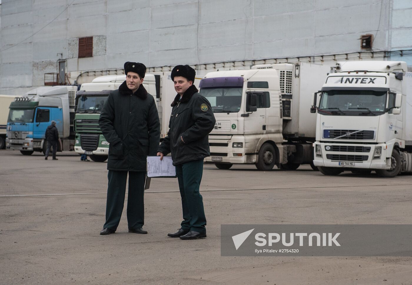 Alcohol products check at Alabinsky customs station