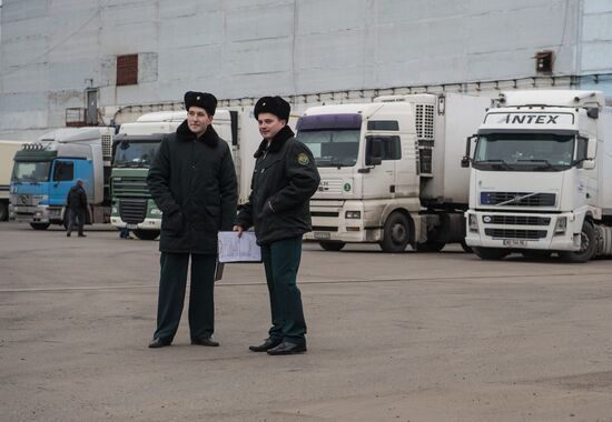 Alcohol products check at Alabinsky customs station