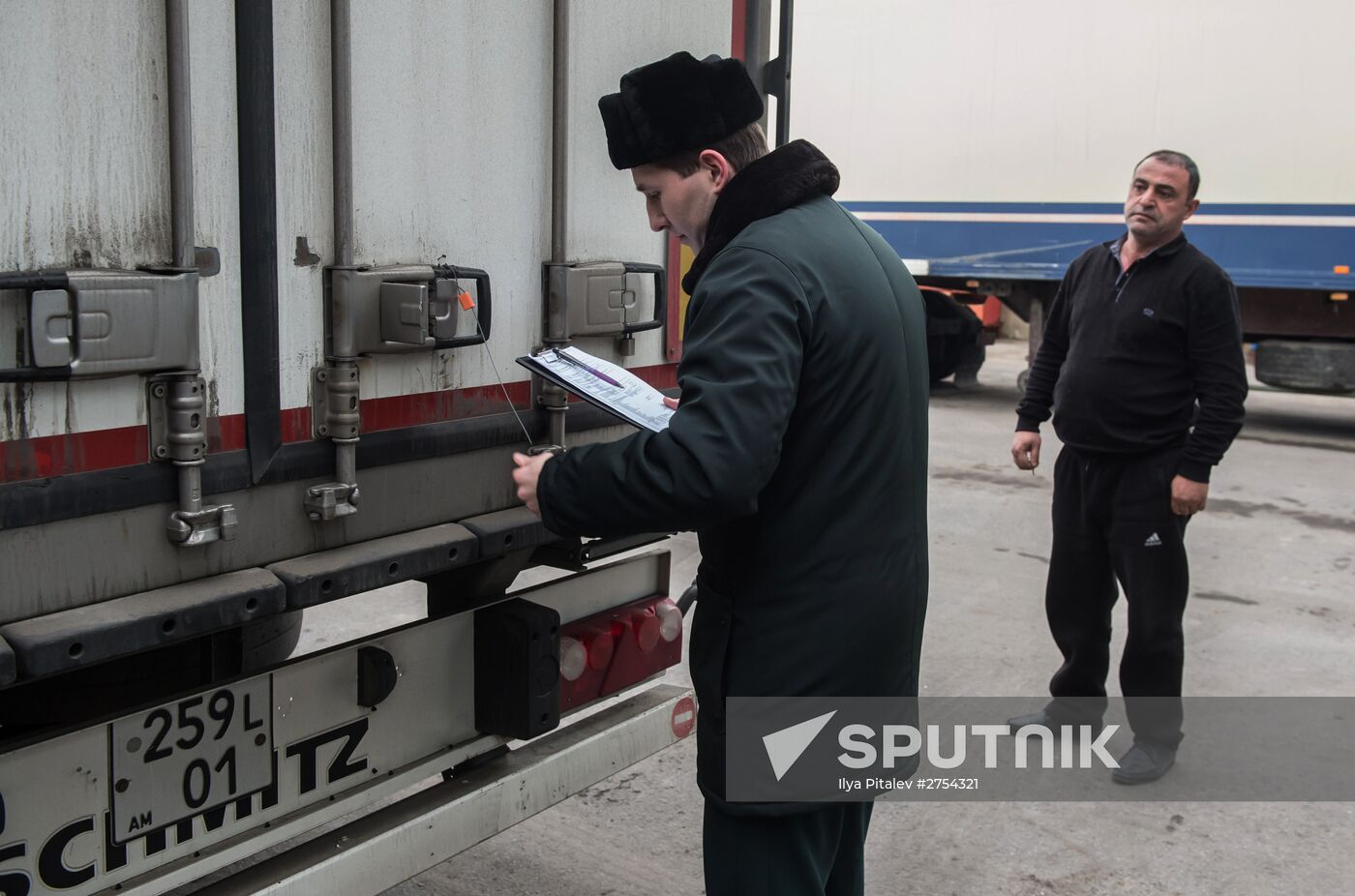 Alcohol products check at Alabinsky customs station