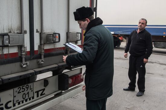 Alcohol products check at Alabinsky customs station