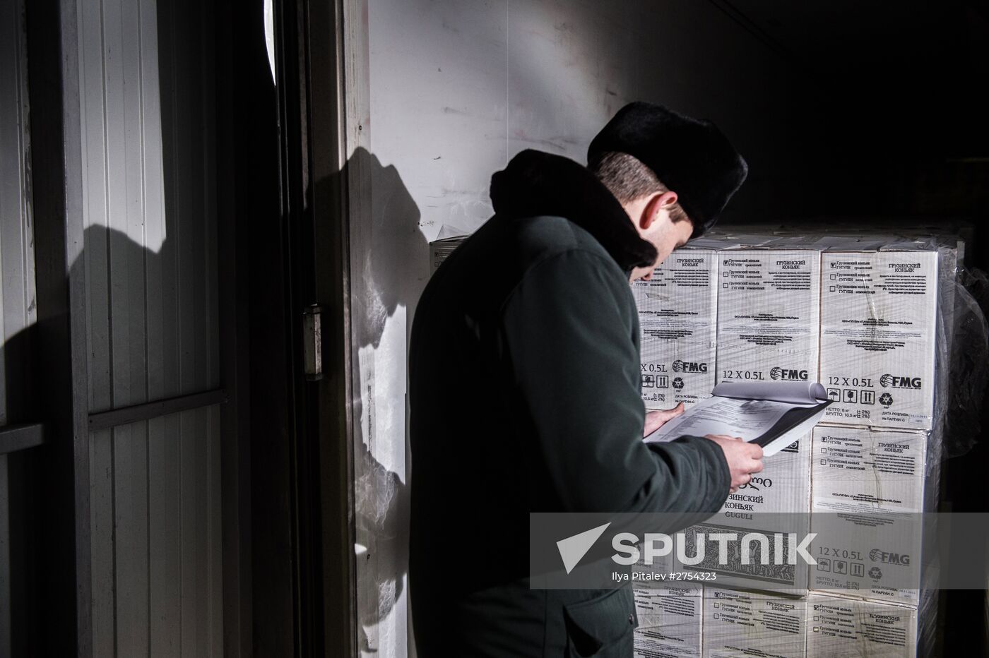 Alcohol products check at Alabinsky customs station