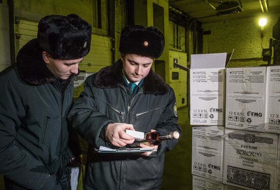 Alcohol products check at Alabinsky customs station