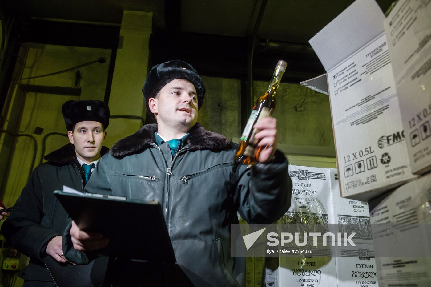 Alcohol products check at Alabinsky customs station