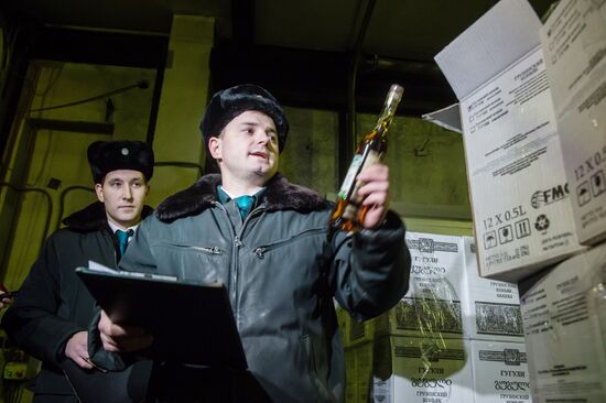 Alcohol products check at Alabinsky customs station