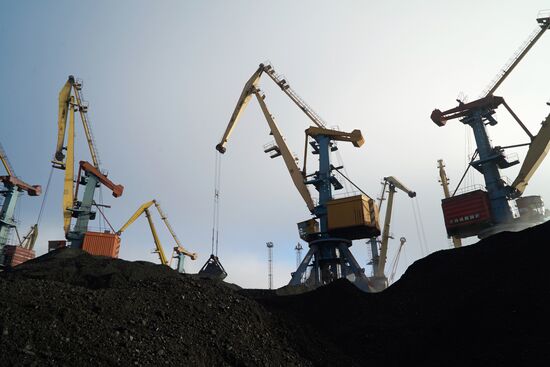 Unloading coal from the Republic of South Africa in Odessa port
