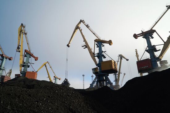 Unloading coal from the Republic of South Africa in Odessa port