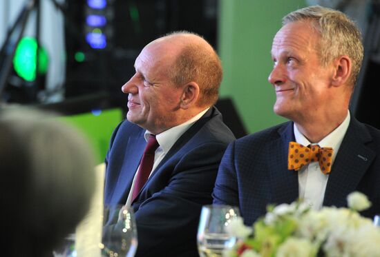 Vladimir Putin visits exhibition marking Russia Today news channel's 10th anniversary