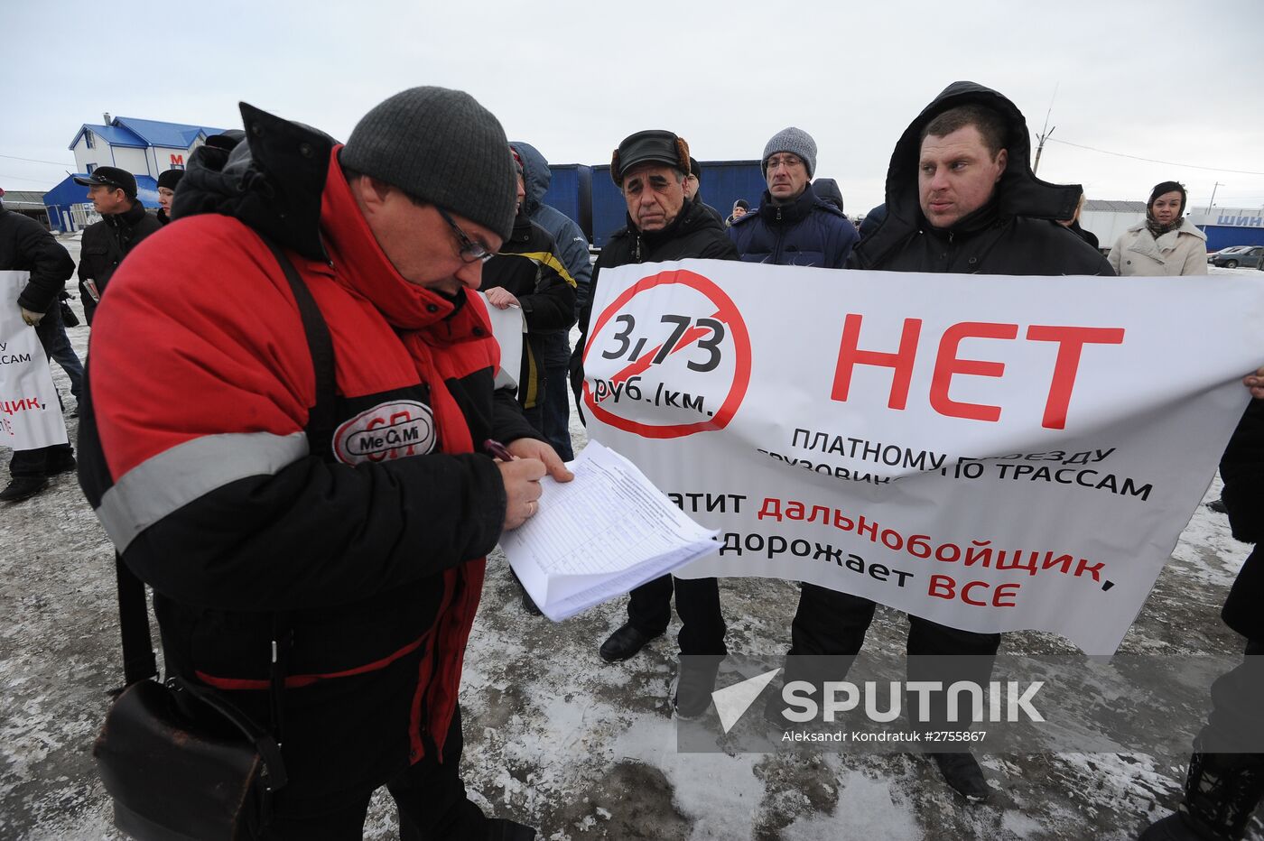 Long-haul truck drivers protest in Chelyabinsk