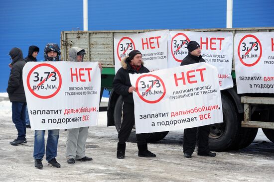 Long-haul truck drivers protest in Chelyabinsk