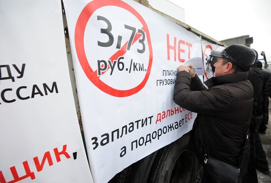 Long-haul truck drivers protest in Chelyabinsk