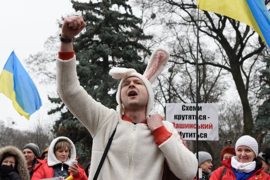 Protesters call for Ukraine's government to step down