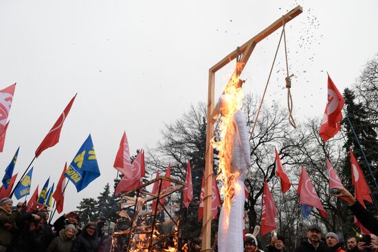 Protesters call for Ukraine's government to step down