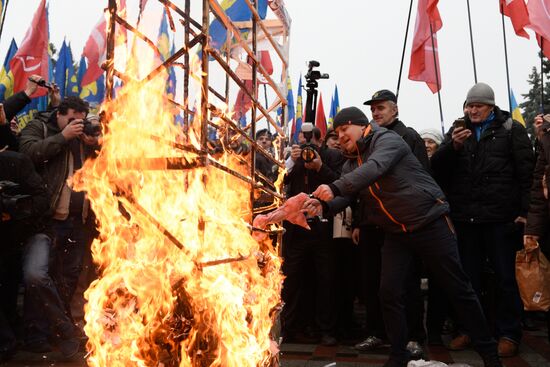 Protesters call for Ukraine's government to step down