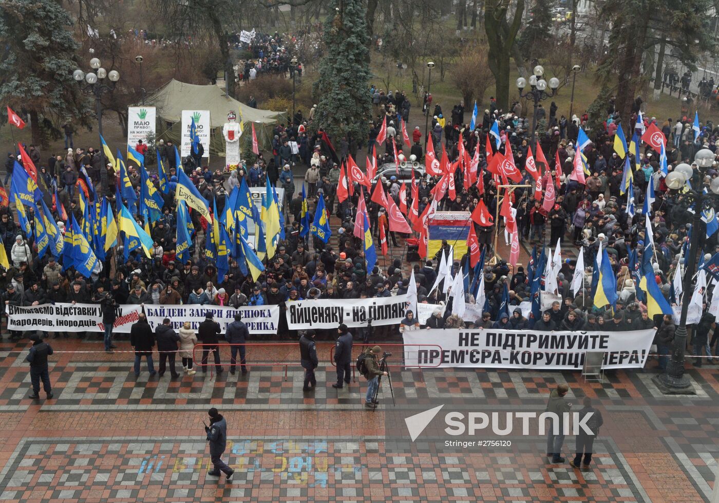 Protesters call for Ukraine's government to step down