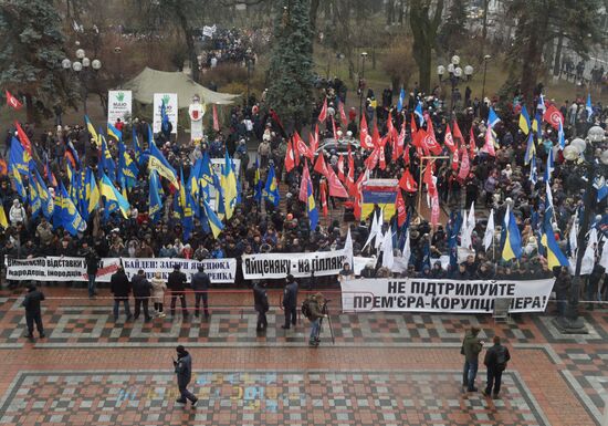 Protesters call for Ukraine's government to step down