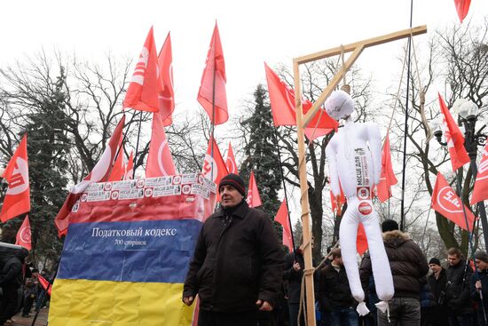 Protesters call for Ukraine's government to step down