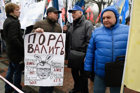 Protesters call for Ukraine's government to step down