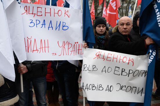 Protesters call for Ukraine's government to step down