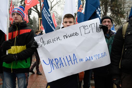 Protesters call for Ukraine's government to step down