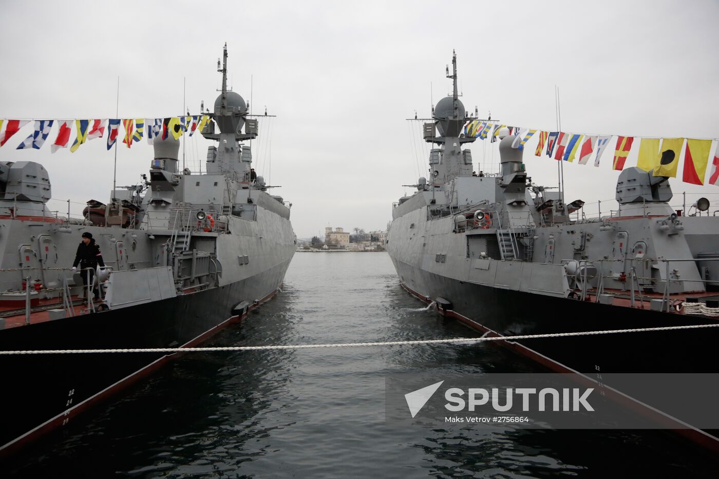 Flags raised at Russian Navy's new ships Zelyony Dol and Serpukhov