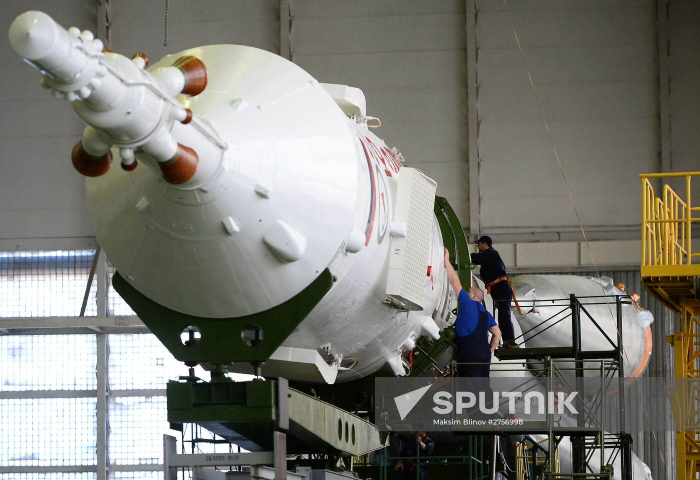 Soyuz-FG booster with Soyuz-TMA 19M assembly completed, ready to go to launch pad