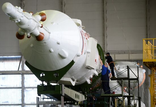 Soyuz-FG booster with Soyuz-TMA 19M assembly completed, ready to go to launch pad