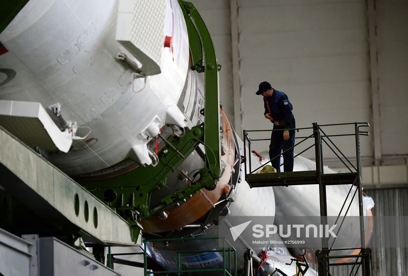 Soyuz-FG booster with Soyuz-TMA 19M assembly completed, ready to go to launch pad