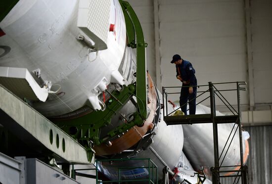 Soyuz-FG booster with Soyuz-TMA 19M assembly completed, ready to go to launch pad