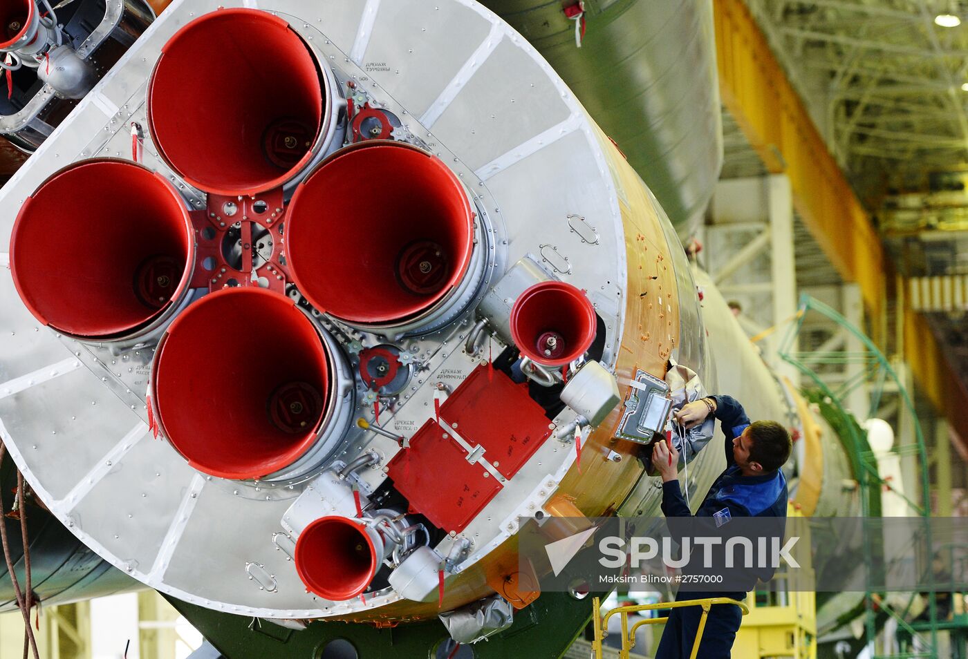 Soyuz-FG booster with Soyuz-TMA 19M assembly completed, ready to go to launch pad
