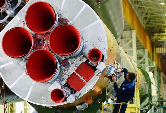 Soyuz-FG booster with Soyuz-TMA 19M assembly completed, ready to go to launch pad