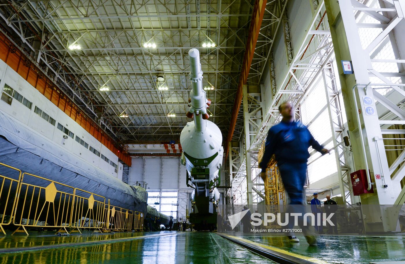 Soyuz-FG booster with Soyuz-TMA 19M assembly completed, ready to go to launch pad