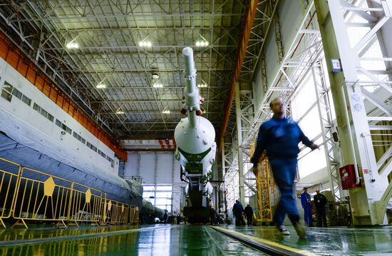 Soyuz-FG booster with Soyuz-TMA 19M assembly completed, ready to go to launch pad